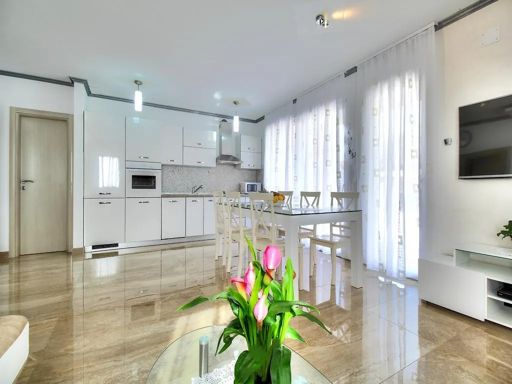 אומאג Apartments Riccardo