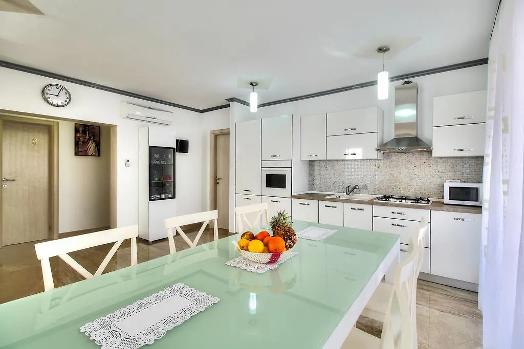 אומאג Apartments Riccardo
