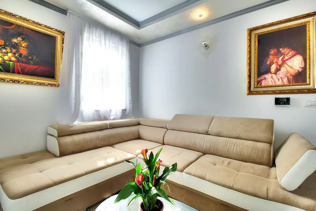 אומאג Apartments Riccardo