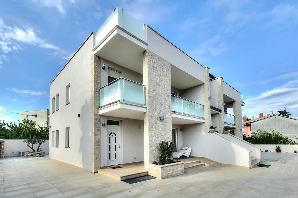 אומאג Apartments Riccardo 0*,