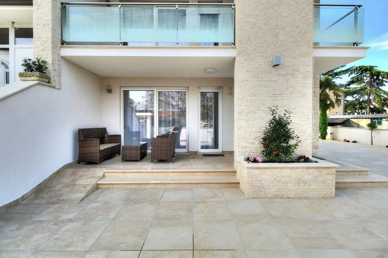 אומאג Apartments Riccardo