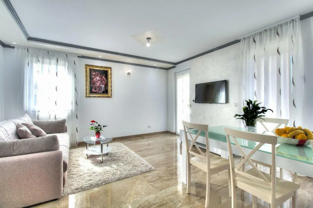 אומאג Apartments Riccardo