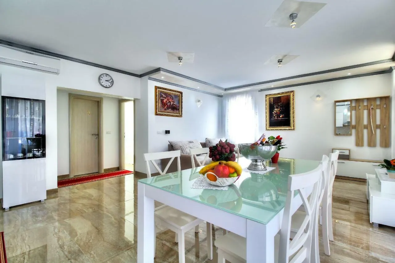 אומאג Apartments Riccardo